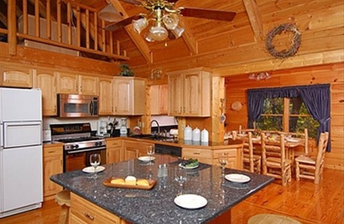 Townsend Cabin | Pigeon Forge Gatlinburg, Campfire Lodge Secluded 4 Bed,2 Baths, sleeps 8-10