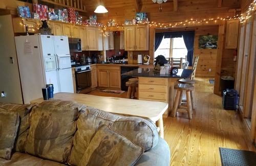 Townsend Cabin | Pigeon Forge Gatlinburg, Campfire Lodge Secluded 4 Bed,2 Baths, sleeps 8-10