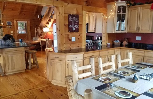 Townsend Cabin | Pigeon Forge Gatlinburg, Campfire Lodge Secluded 4 Bed,2 Baths, sleeps 8-10