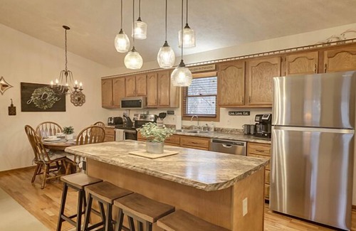 Wears Valley Cabin | Pigeon Forge - Lumber Jack Lodge - 2 Bedrooms - Sleeps 8