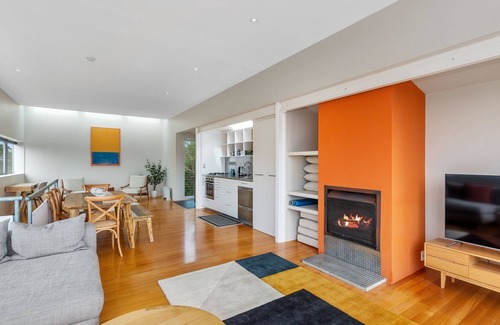 New Lynn House | Piha Pool Pad - Contemporary styled home with awesome ocean and coastal views.