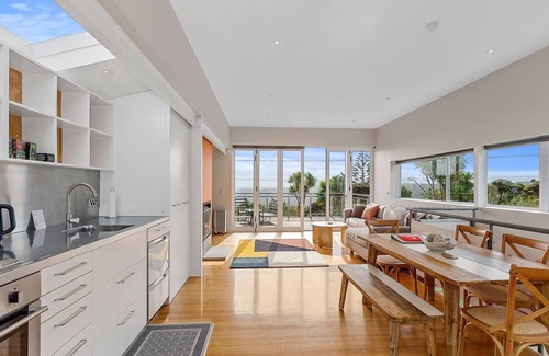New Lynn House | Piha Pool Pad - Contemporary styled home with awesome ocean and coastal views.