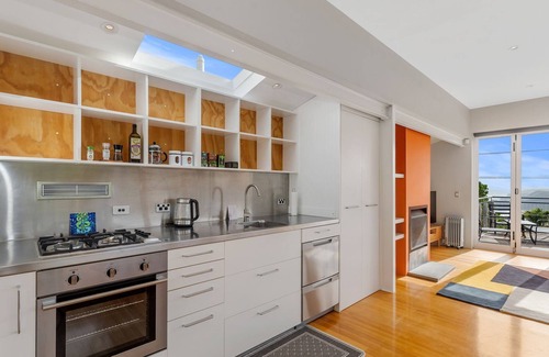 New Lynn House | Piha Pool Pad - Contemporary styled home with awesome ocean and coastal views.