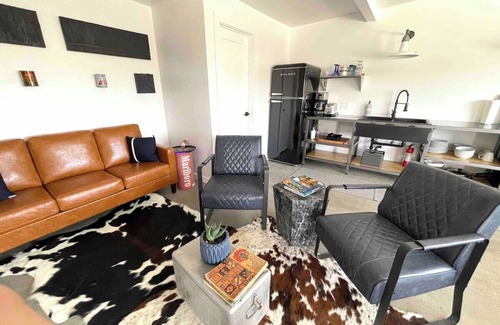 Marfa Apartment | Pik-Pak B - "Service Station" (Two Bedroom Suite)
