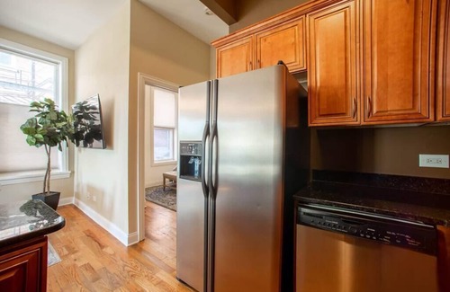 Lower West Side Apartment | Pilsen Paradise l 3 miles to DT