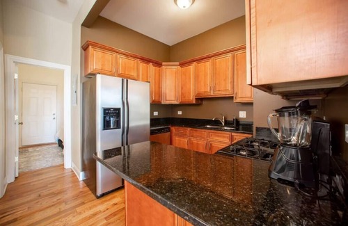 Lower West Side Apartment | Pilsen Paradise l 3 miles to DT