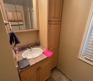 Fletchers Creek South House | Pind da Ghar-BEST DOWNTOWN LOCATION-WALKING TO TRAIN, PLAZA