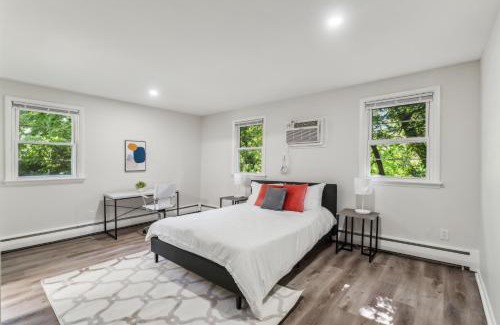 Newark Apartment | Pine Brook 118 I Modern Corporate 2bd I Parking