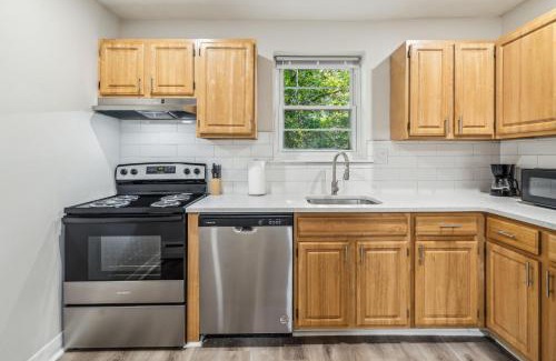 Newark Apartment | Pine Brook 118 I Modern Corporate 2bd I Parking