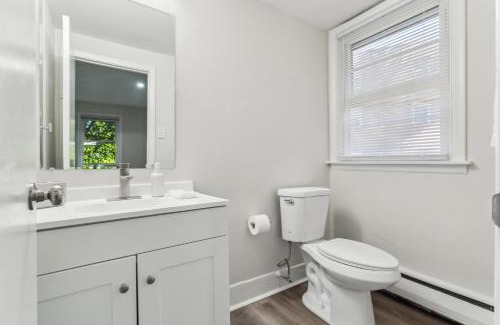 Newark Apartment | Pine Brook 118 I Modern Corporate 2bd I Parking