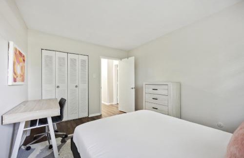Newark Apartment | Pine Brook 1202 I Pool Gym I Free Parking !