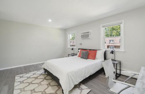 Newark Apartment | Pine Brook 518 I Spacious 2bd Garden Style Oasis