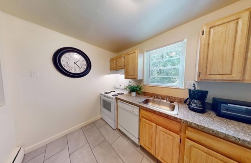 Newark Apartment | Pine Brook Apartments: Luxurious living in a stunning wooded setting