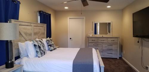 Gainesville House | Pine Haven Lake front home/w Dock