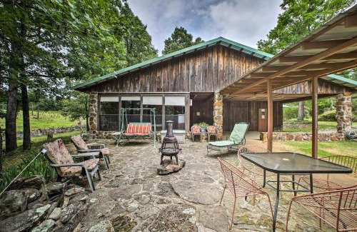 Compton House | Pine Lodge Cabin on 450 Acres in Ozark Mountains