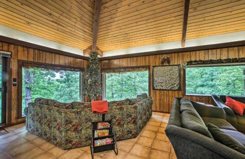 Compton House | Pine Lodge Cabin on 450 Acres in Ozark Mountains