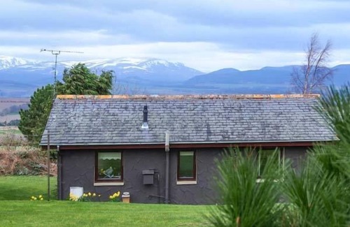 Dingwall Cottage | Pine Lodge