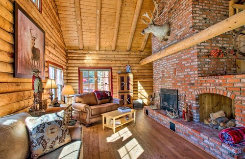 Pine Mountain Club House | Pine Mountain Club Log Home with Deck and Grill!