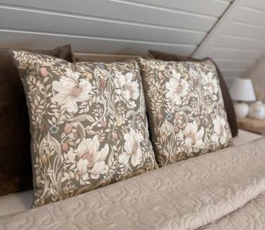 Lic Ski Chalet | Pine & Oak Holiday Home