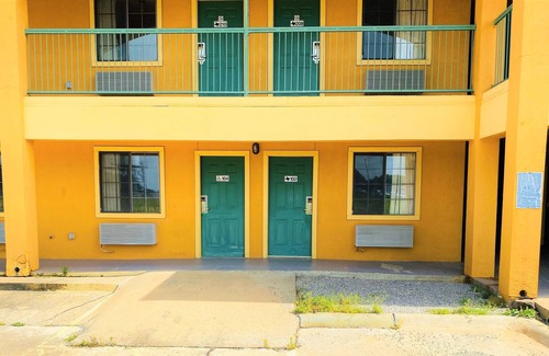 Smithville Hotel | Pine Point Inn & Suites