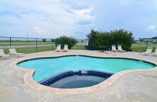 Smithville Hotel | Pine Point Inn & Suites