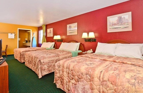 Smithville Hotel | Pine Point Inn & Suites