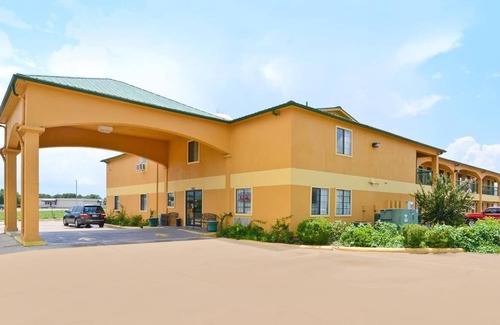 Smithville Hotel | Pine Point Inn & Suites