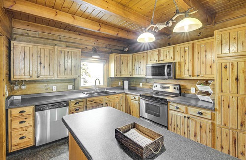 Dawes County House | Pine Ridge Cabin on 62 Acres: Hot Tub & Views!
