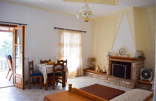Koukounaries Apartment | Pine tree house