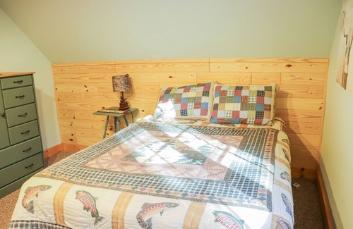 Rangeley Plantation Cabin | Pine View - tucked in the woods, with great amenities!