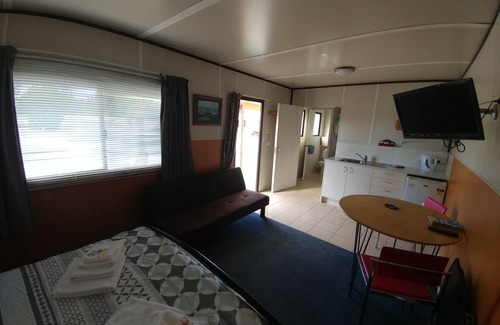 Kaiapoi Hotel | Pineacres Motel and Park