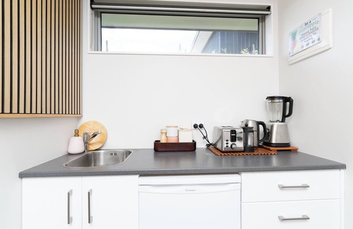 Raglan Apartment | Pineapple Palace Studio: tranquil, central setting