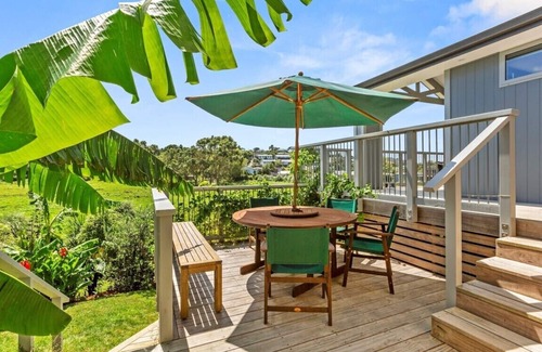 Raglan Apartment | Pineapple Palace Studio: tranquil, central setting