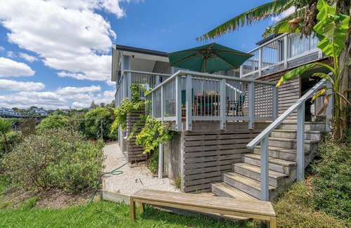 Raglan Apartment | Pineapple Palace Studio: tranquil, central setting