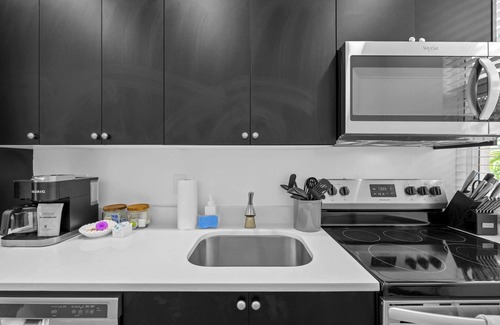 Gillespie Park Apartment | Pineapple Paradise #1 13 min to Beach Fire Pit