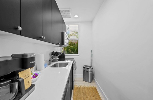 Gillespie Park Apartment | Pineapple Paradise #1 13 min to Beach Fire Pit