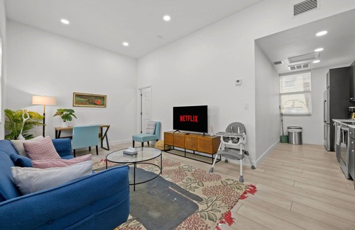Gillespie Park Apartment | Pineapple Paradise #2 13 min to Beach Fire Pit