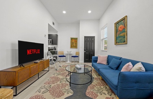 Gillespie Park Apartment | Pineapple Paradise #2 13 min to Beach Fire Pit
