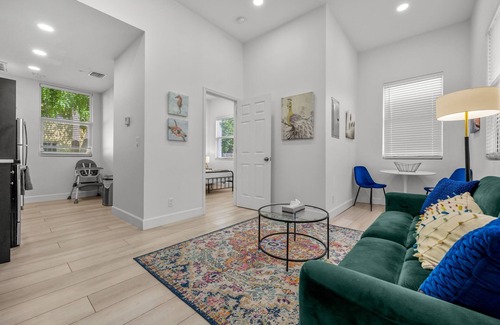 Gillespie Park Apartment | Pineapple Paradise #3 13 min to Beach Fire Pit