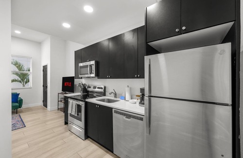 Gillespie Park Apartment | Pineapple Paradise #3 13 min to Beach Fire Pit