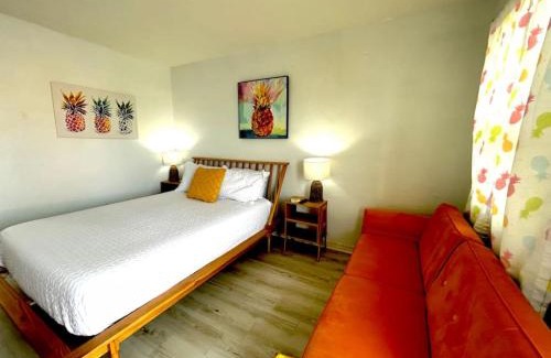 Bridgeport Heights Apartment | Pineapple Shores Retro Inn 6