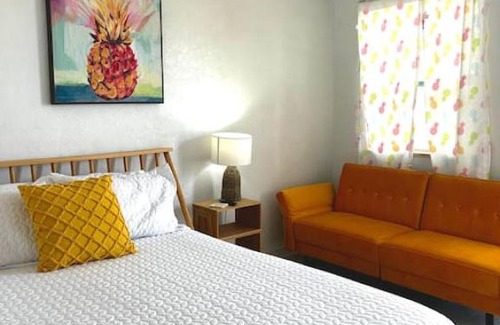 Bridgeport Heights Apartment | Pineapple Shores Retro Inn 6