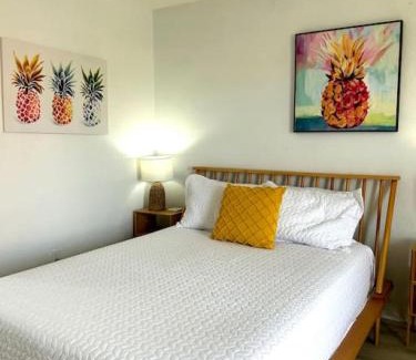 Bridgeport Heights Apartment | Pineapple Shores Retro Inn 6