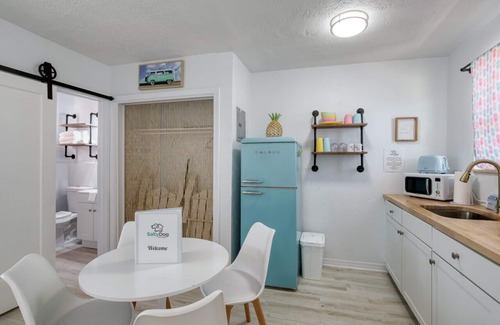 Bridgeport Heights Hotel | Pineapple Shores Retro Inn 4