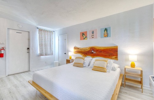 Bridgeport Heights Hotel | Pineapple Shores Retro Inn 10