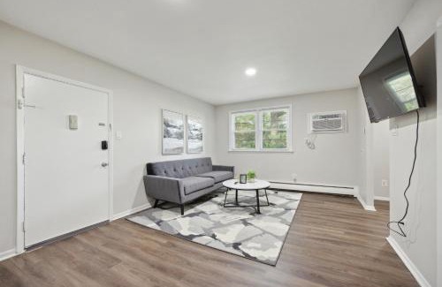 Newark Apartment | Pinebrook 1406 I 2br Garden Style Apartment !