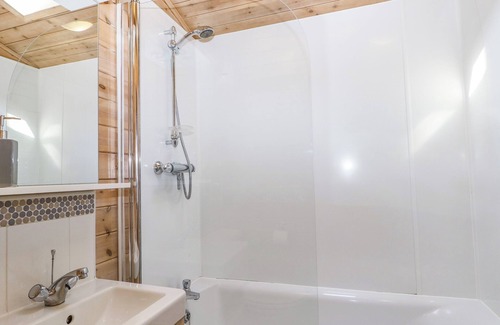 New Forest District Cottage | PINECONE CABIN, pet friendly, with pool in Godshill, Hampshire