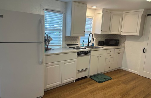Southgate Condo | Pinecraft 1Br/1B - Watch the Park, Walk to Restaurants, 15 Min drive to beaches