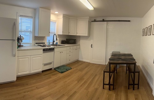Southgate Condo | Pinecraft 1Br/1B - Watch the Park, Walk to Restaurants, 15 Min drive to beaches