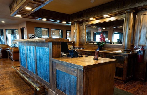 Pinedale Apartment | Pinedale Hotel & Suites